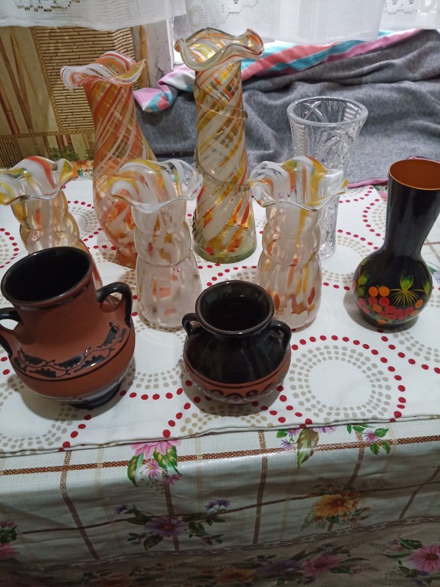 Разные . красивые .старые вазочки. для цветов.