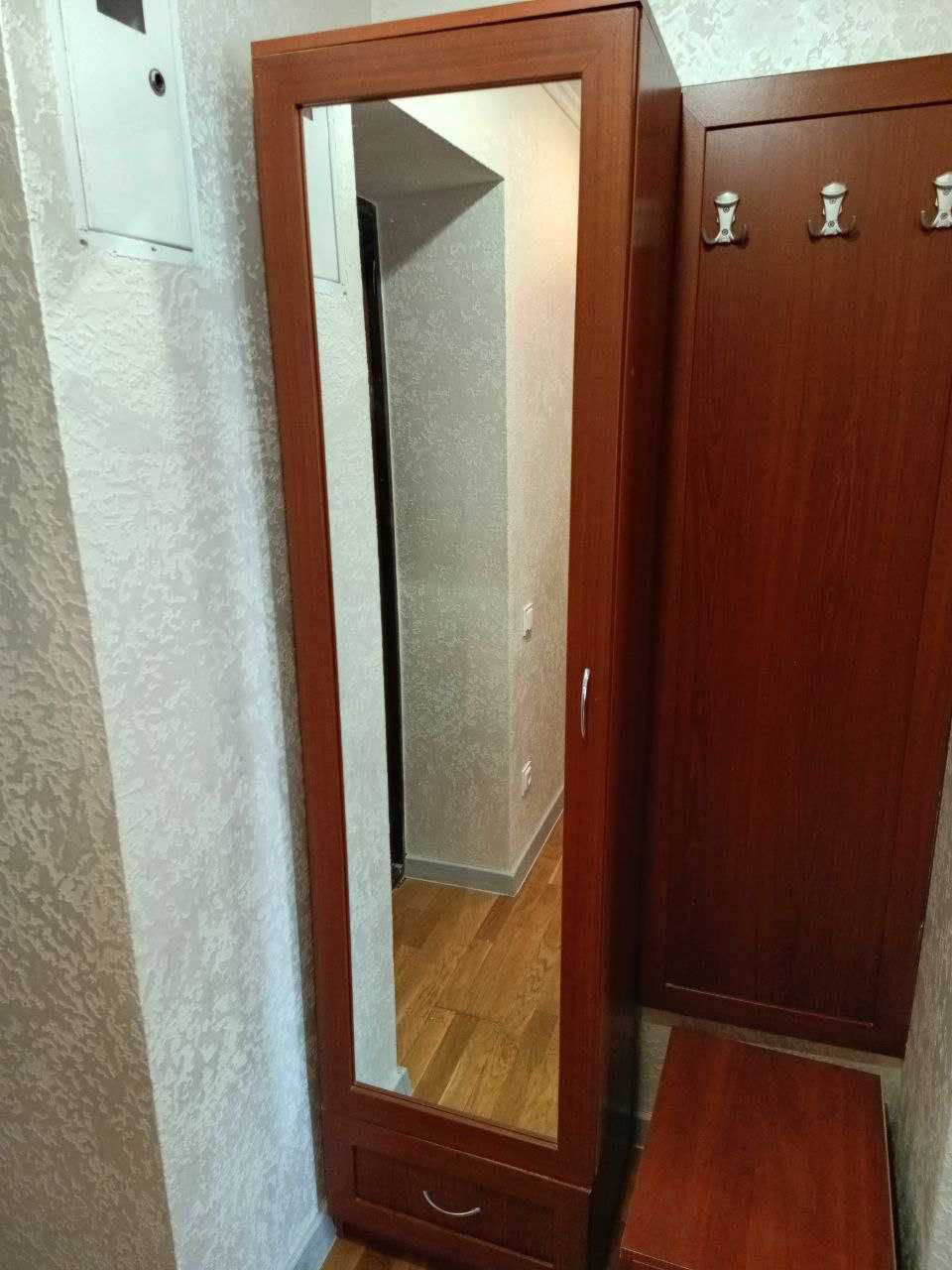 Шкаф у прихожу у хорошому стані