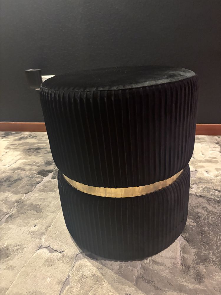 Puff preto veludo com dourado