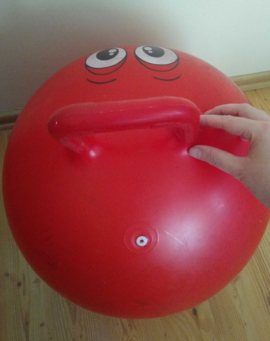 Sprzedam piłka do skakania dla dzieci z uchwytem czerwona z oczami