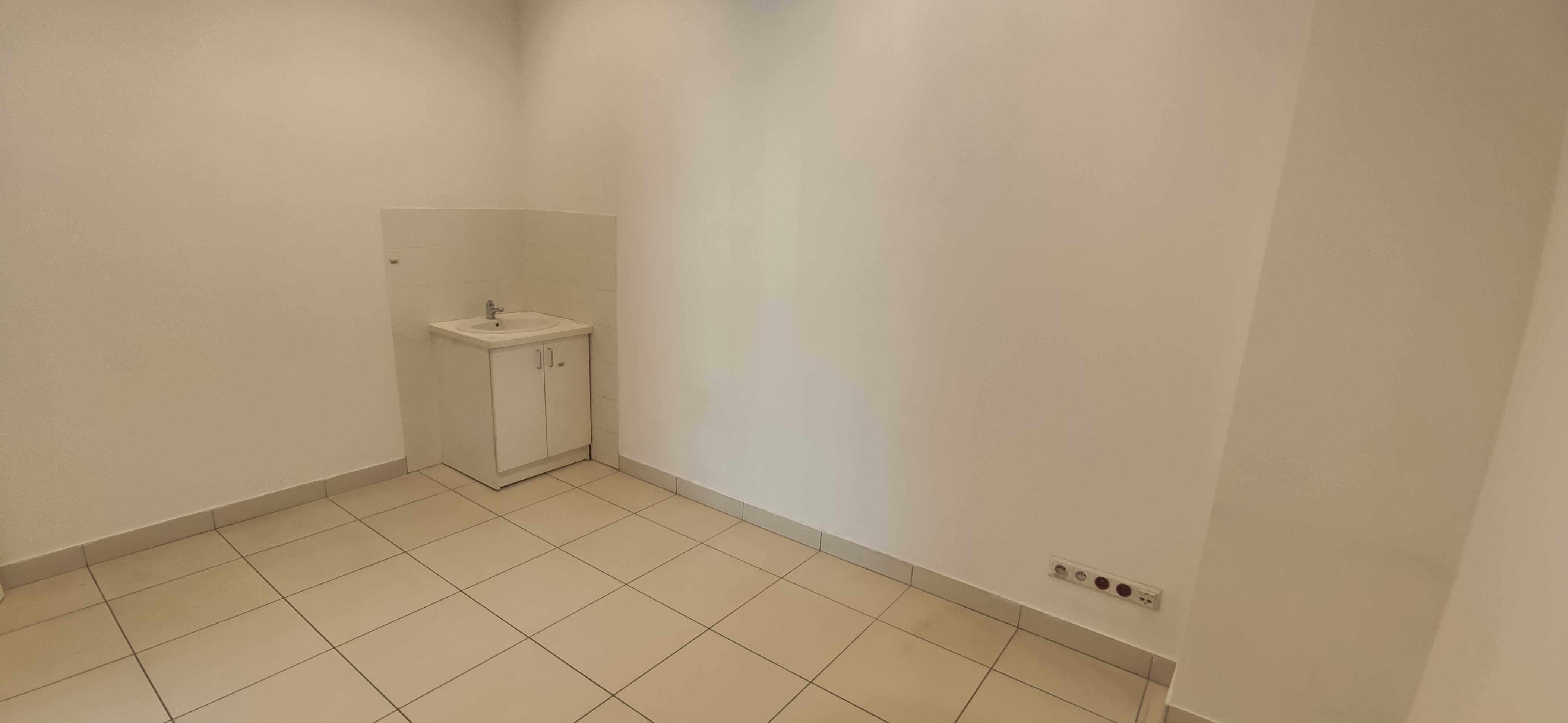 tani lokal 130 m2 w centrum z witryną