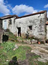 Terreno e casa antiga para reconstruir em Souselo, Cinfães.