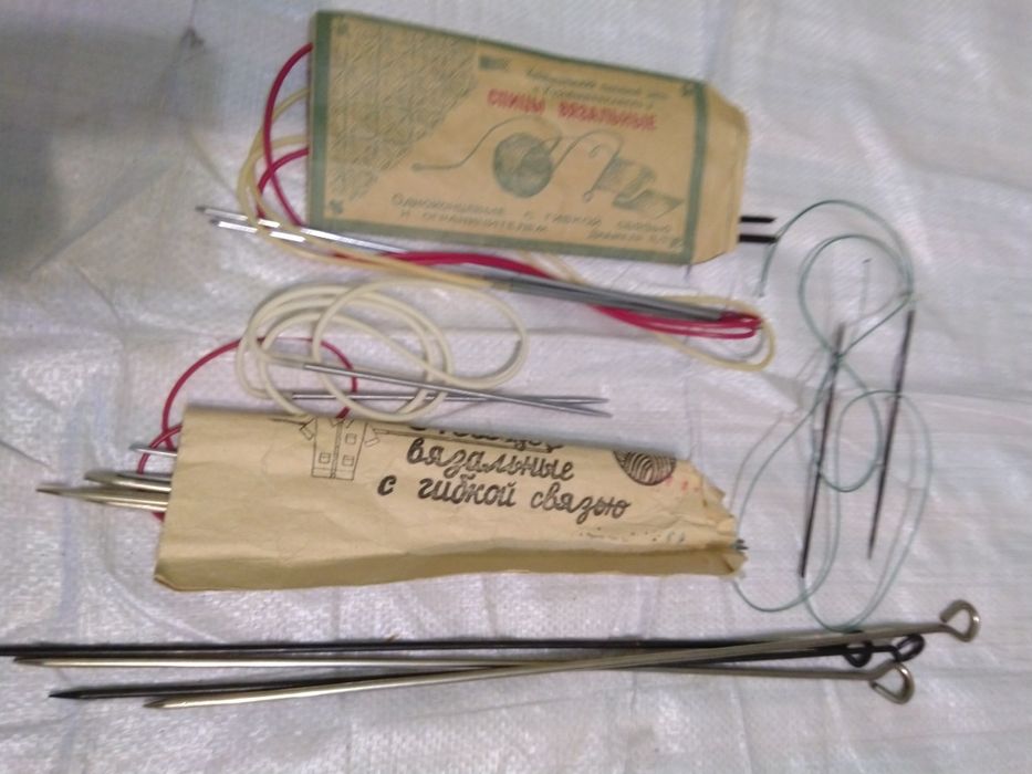 Пряжа шерсть, полушерcть, мохер ( всего 2 кг) + спицы. Торг.