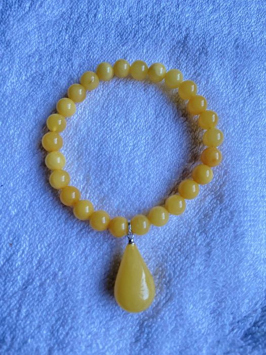 Bransoleta z bursztynu , kulka z zawieszką