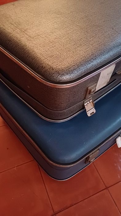 Malas de viagem antigas para decoração