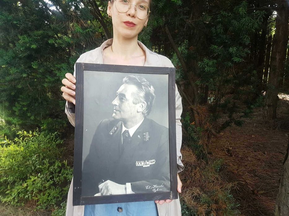 Obraz STARA FOTOGRAFIA PRL Portret Mężczyzny w Mundurze, w ramie 30x41
