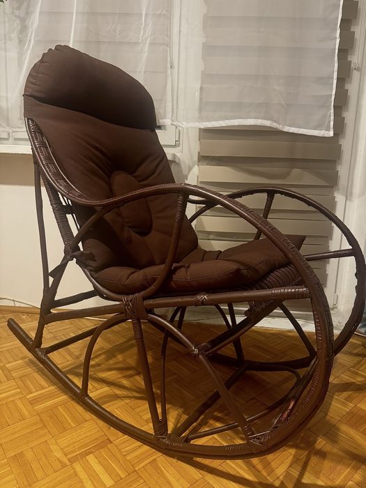 Drewniany fotel bujany z dużą poduszką