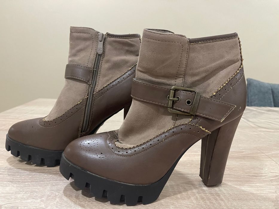 Botas castanhas pelo tornozelo com fivela