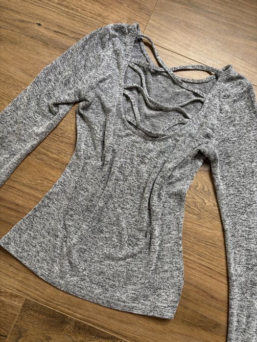 Bluzka szara zwykła basic z długim rękawem dekolt ozdobny