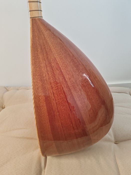 Instrumento turco saz baglama