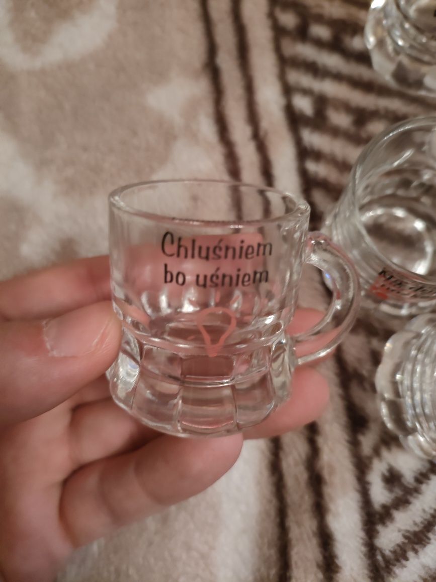 Komplet kryształowych kieliszków w formie kufelków z zabawnymi hasłami