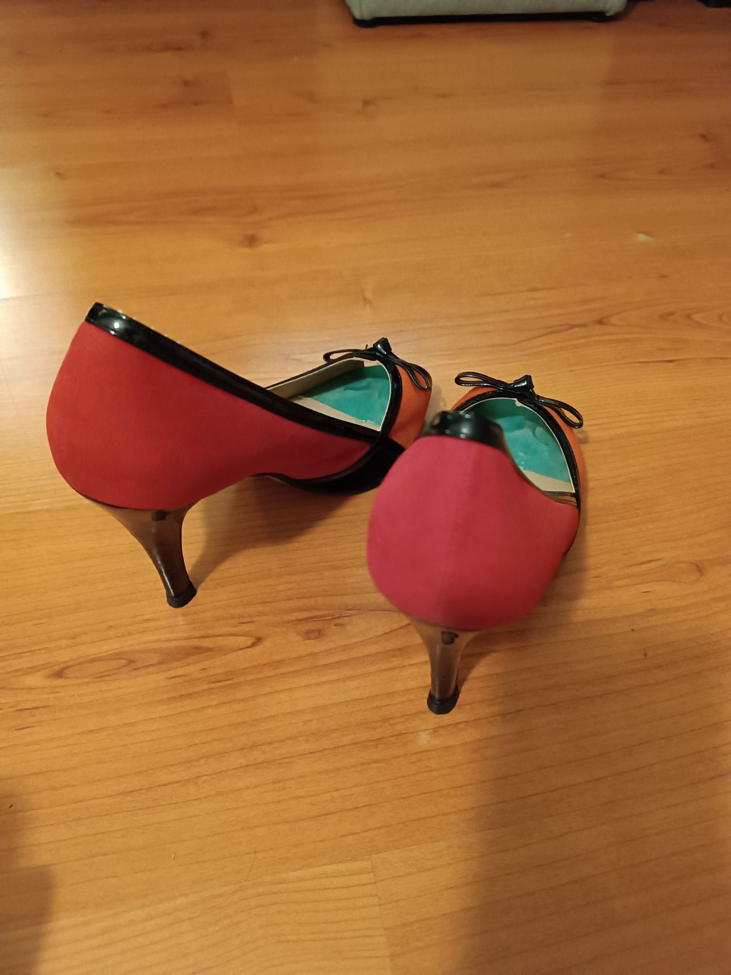 Sapatos altos de camurça coloridos