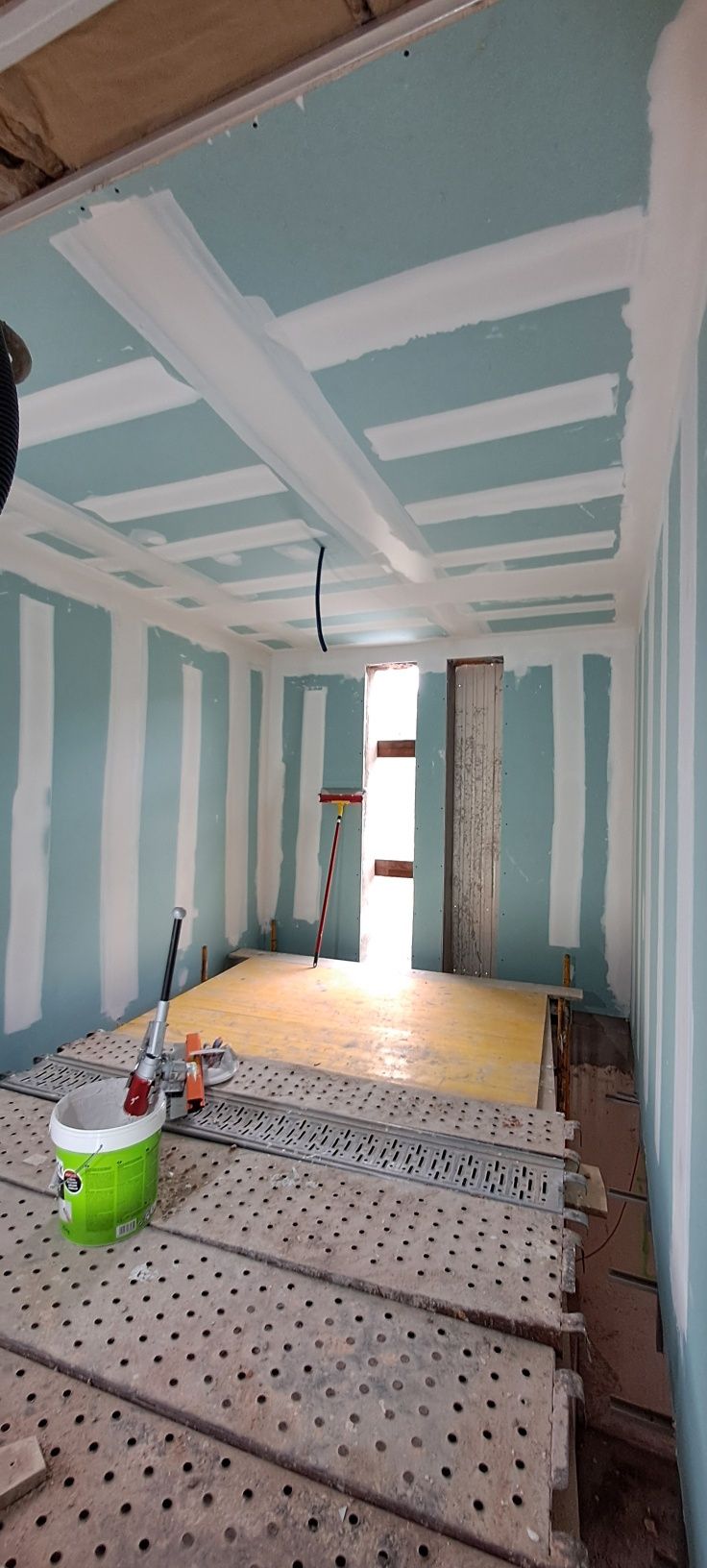 Pladur, tetos, pintura,chão flutuante.  Limpeza telhados