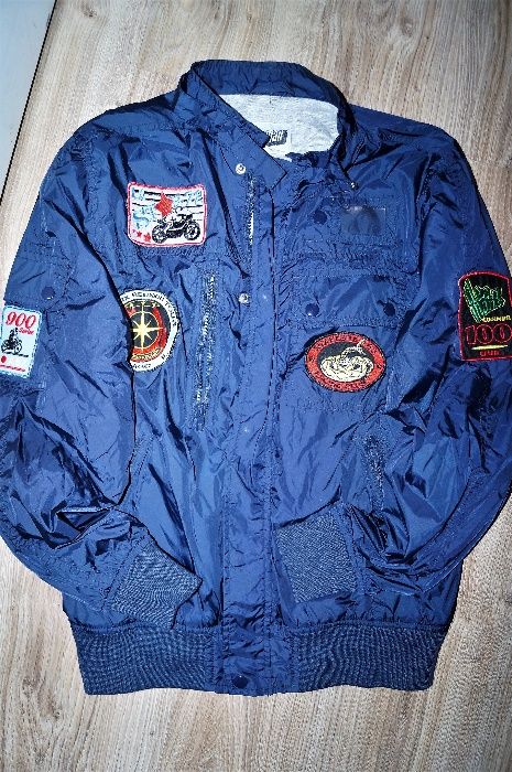 Topman- sliczna wiosenna kurtka z naszywkami S bomberka