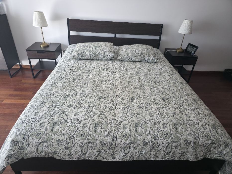 Cama de casal mobília