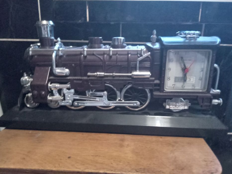 Продаються два годинники