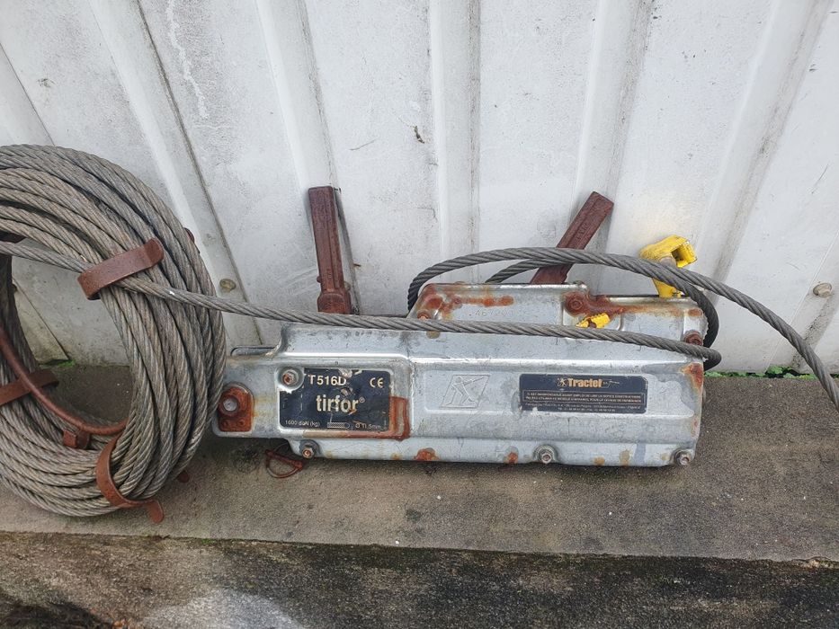 Puxador de cabo de aço.