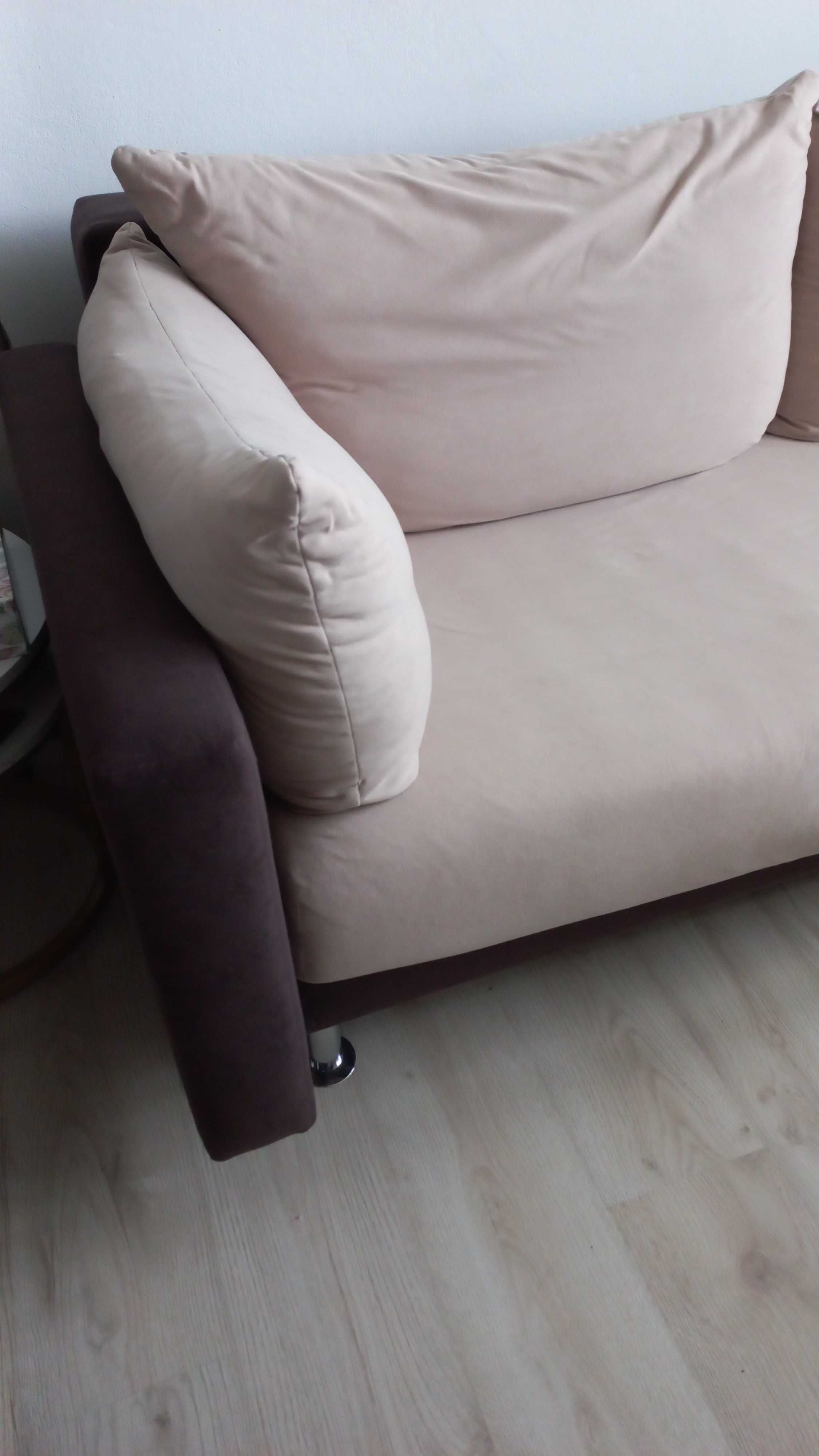 Sofa z uszkodzeniami tapicerki