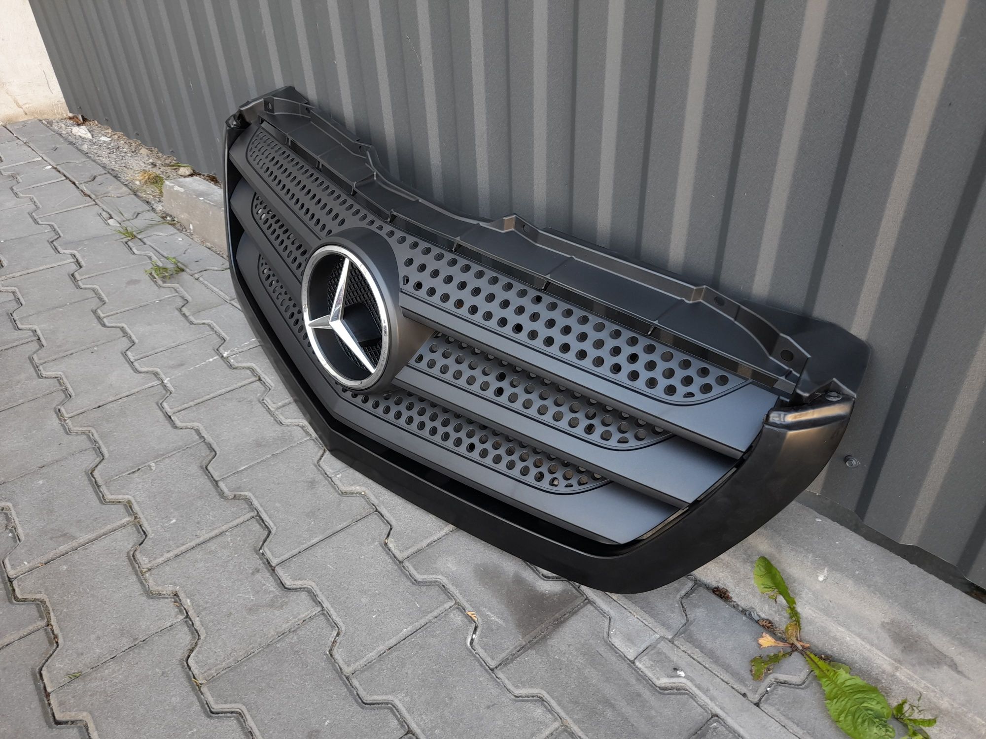Решітка радиатора нова рестайлинг Mercedes Sprinter 906 Спринтер