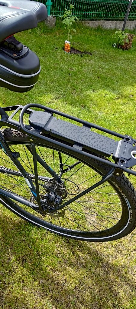 Fotelik rowerowy z bagażnikiem , bardzo mało używany , szybki montaż.