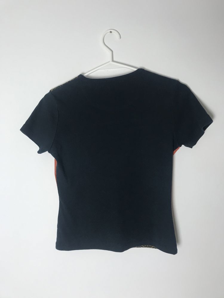 Czarny t-shirt w pomarańczowe i żółte wzory vintage