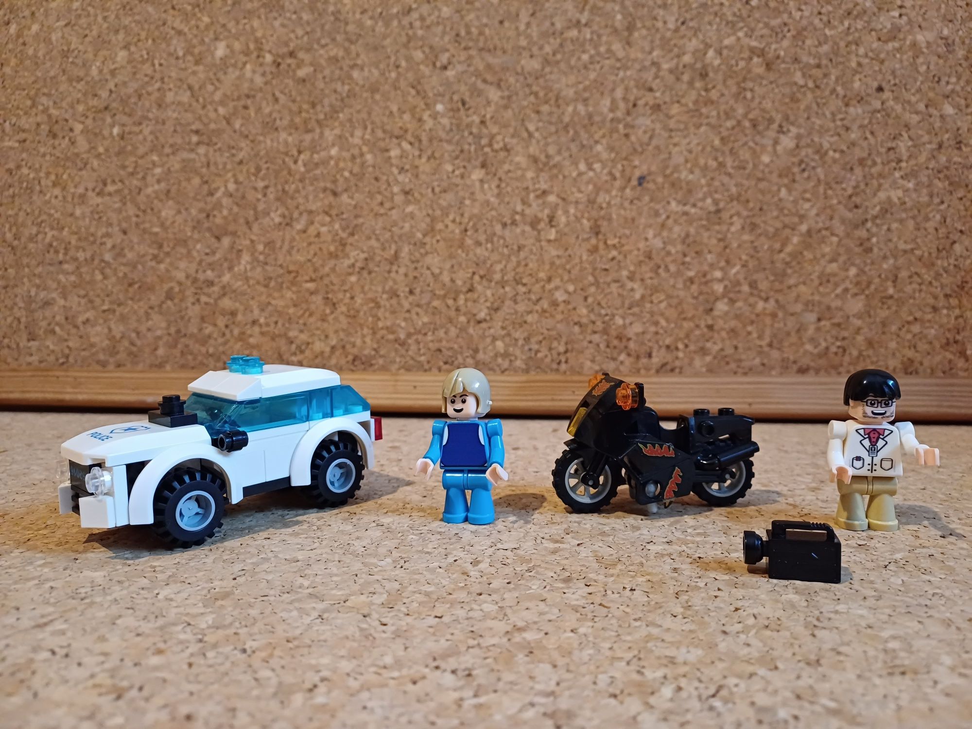 Legos com 2 bonecos, 1 carro, 1 moto, novo.