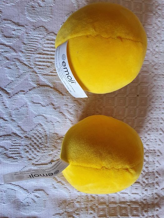 2 peluches emoji e 4 pingo doce