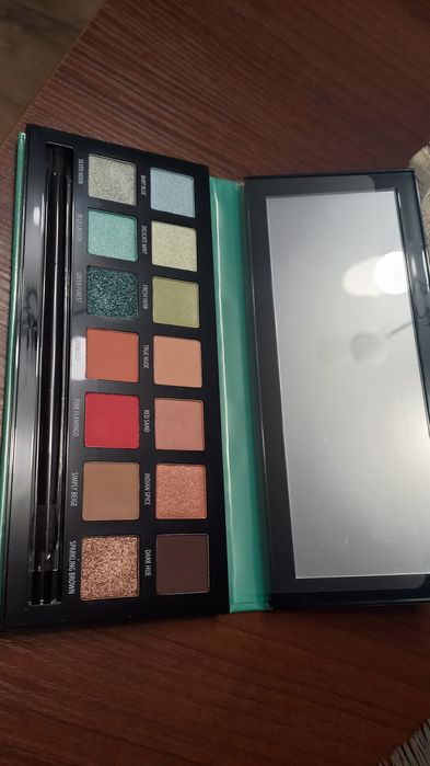 Nowa paleta cieni Douglas