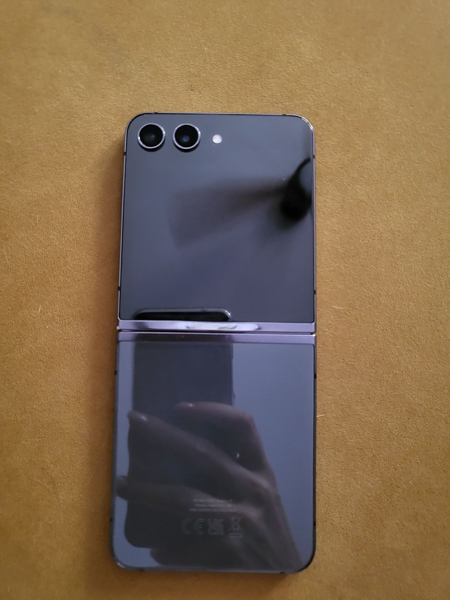 Samsung Galaxy Z Flip 5 – sprawny, z wgnieceniem i luzem na zawiasie