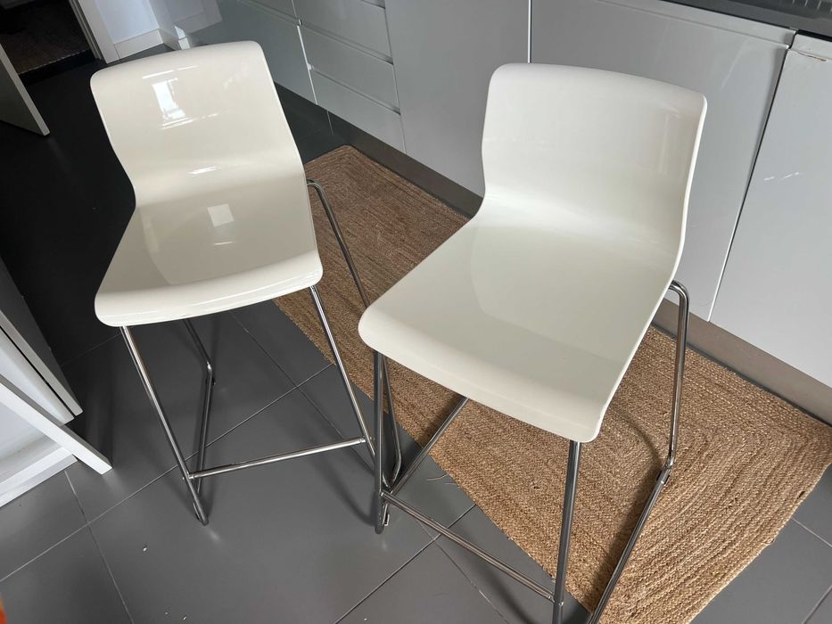 4 BANCOS ALTOS Brancos/Cromados, IKEA, 66 cm: 4 bancos/40€