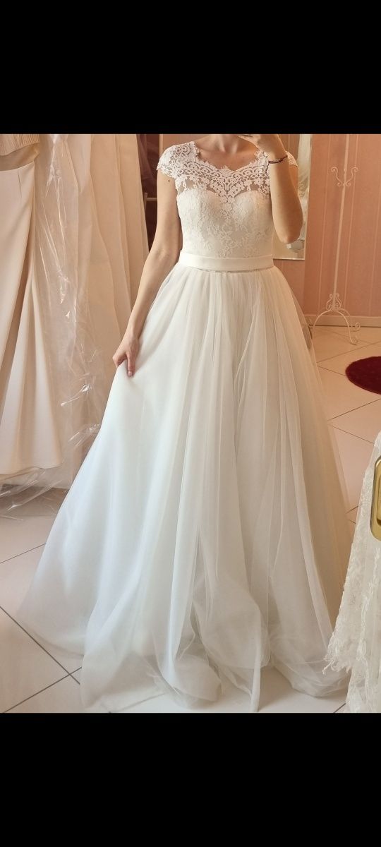 Suknia ślubna z koronkową górą