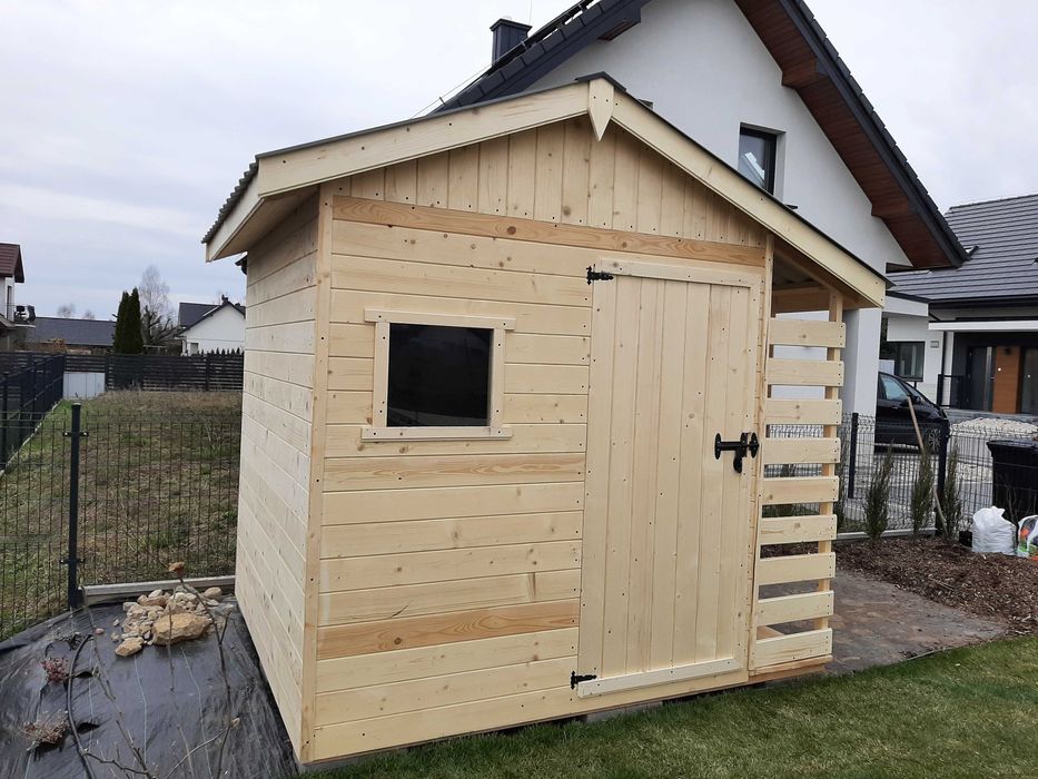 Schowek na narzędzia z drewutnią