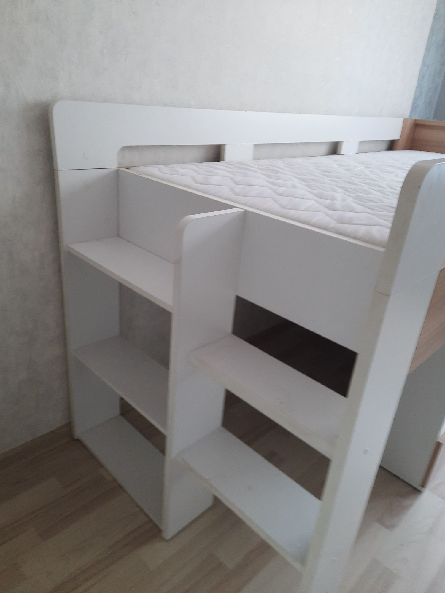 Łóżko piętrowe z matercem biurkiem i krzesłem