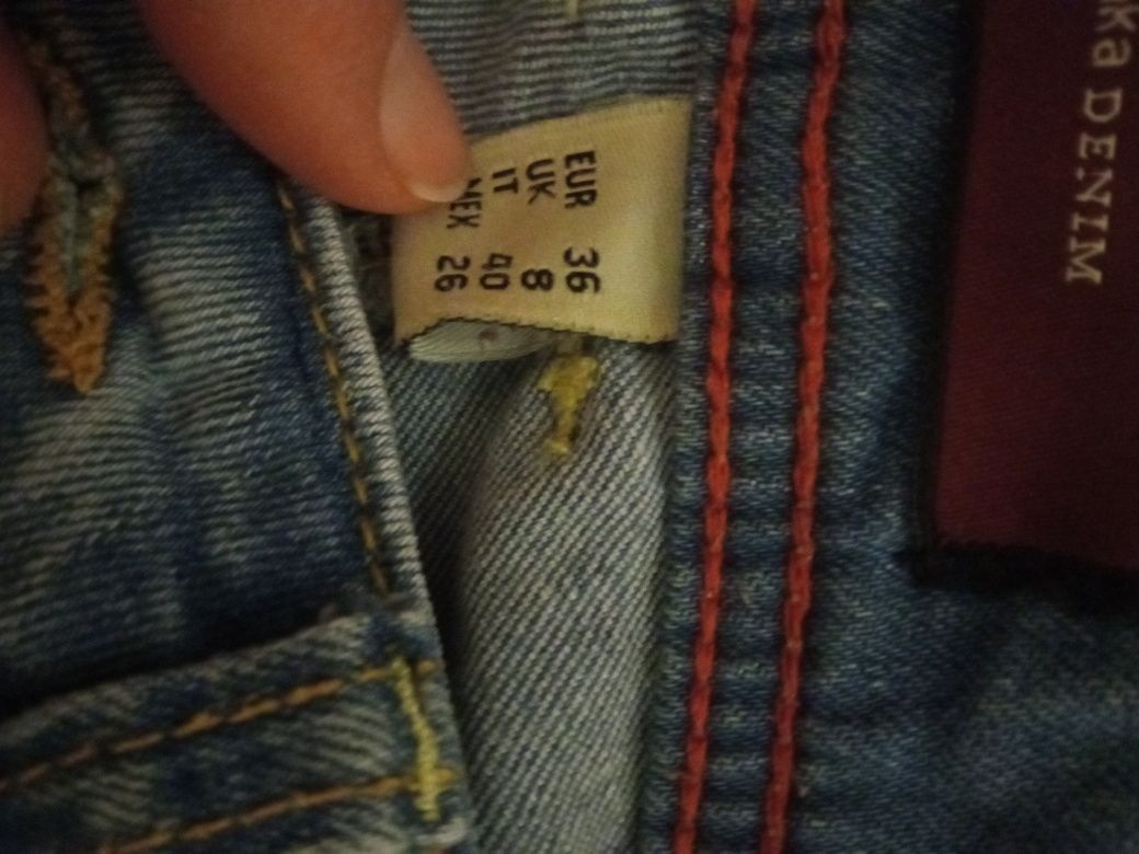 Błękitne jensy Bershka oryginalnie wytarte