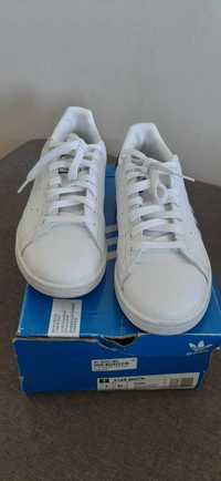 Ténis Adidas azul e branco