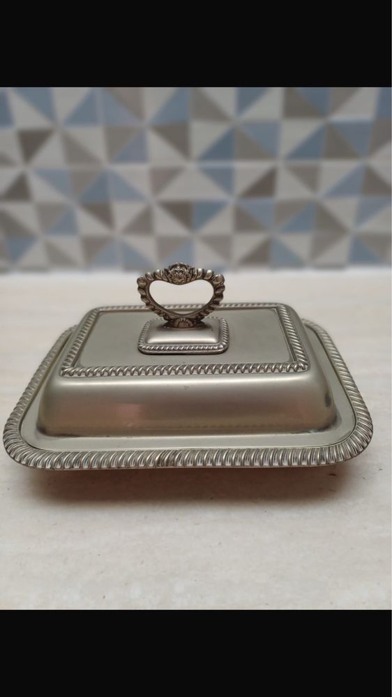 Terrina em liga de metal