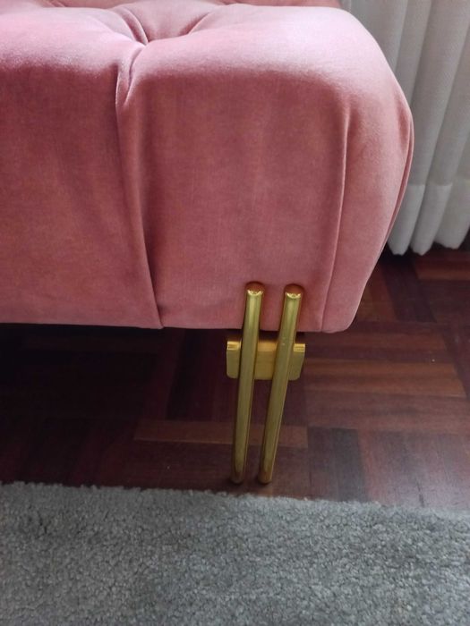 Banqueta em veludo estilo capitonê