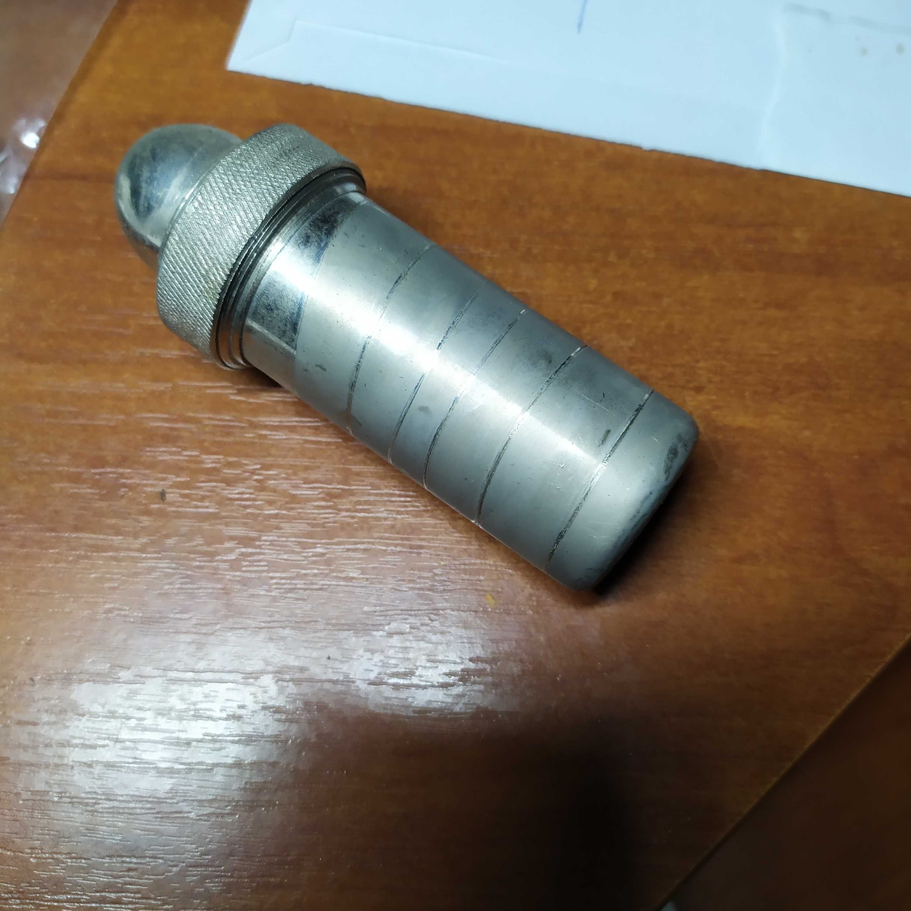 Медицинский бокс для шприцов.
