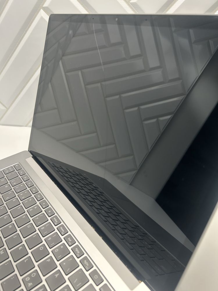 Microsoft Surface Laptop 4 (1979) i7-11gen 8 GB / 128 GB 15” Dotykowy