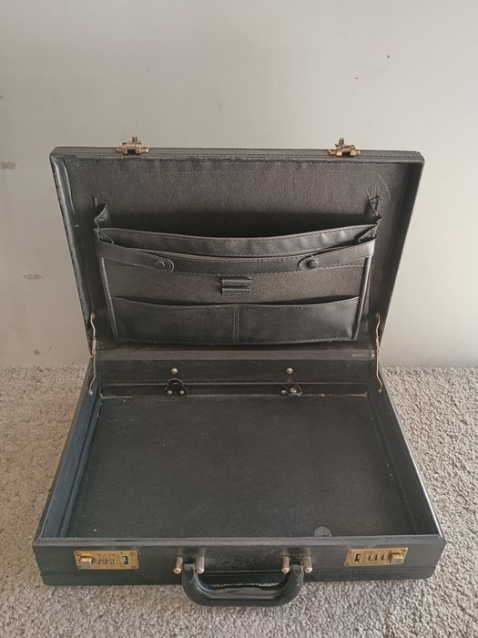 Mala executiva clássica em pele com cadeado, medidas 44/32/11cm bom es