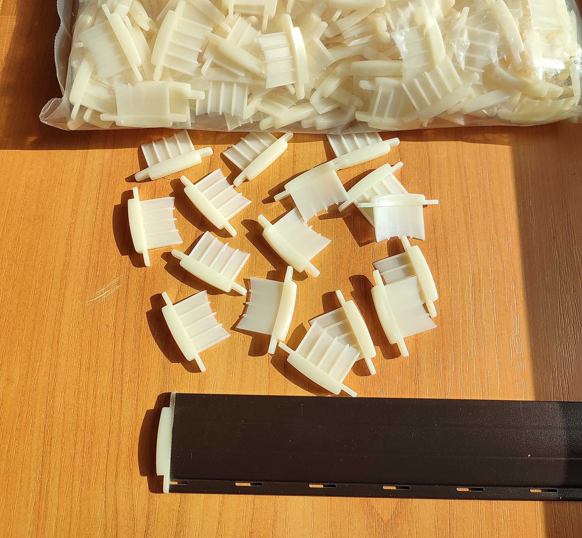 Aretki / zatyczki ( z otworem ) do rolet zewnętrznych PA-39 ,100 szt.