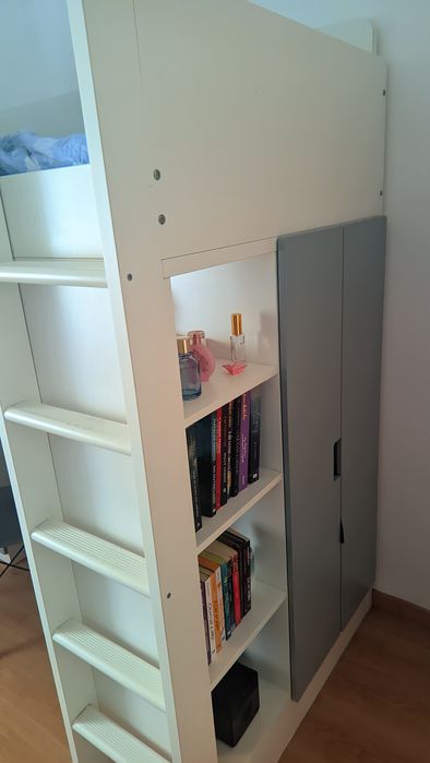 Camas com roupeiro e secretária em bom estado