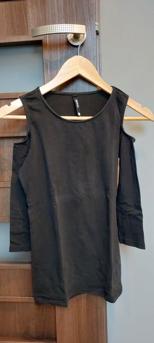 Koszulka z odkrytymi ramionami czarna