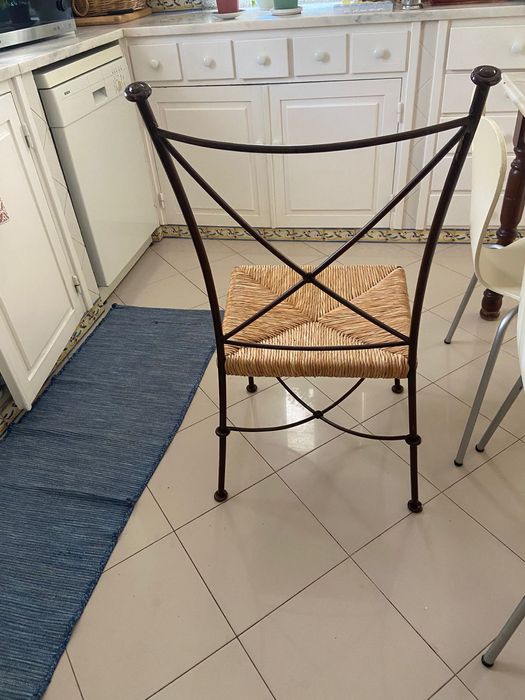 Cadeiras em ferro empalhadas