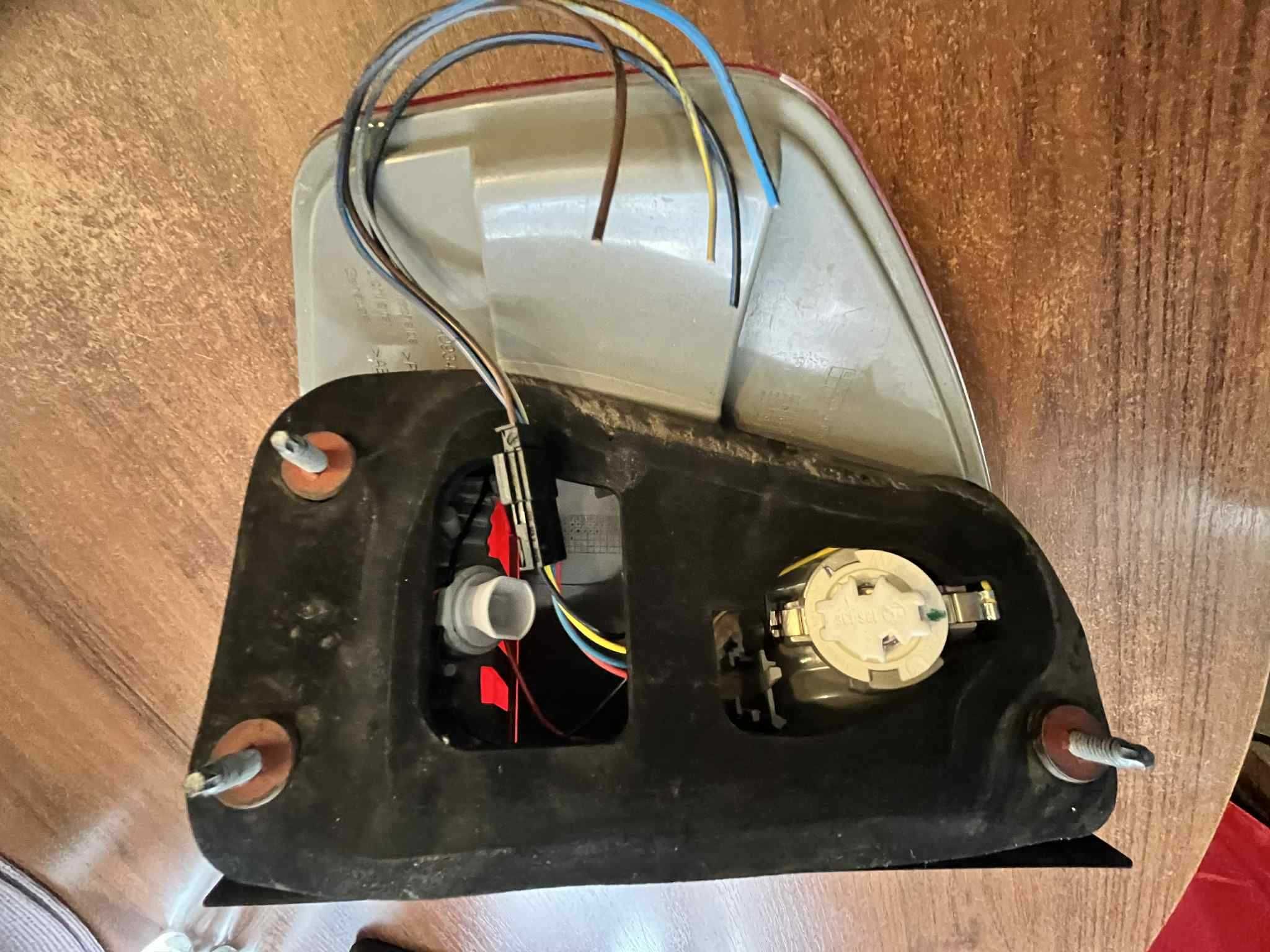 Lampa tylna prawy bok BMW X3 E83 Uszkodzona