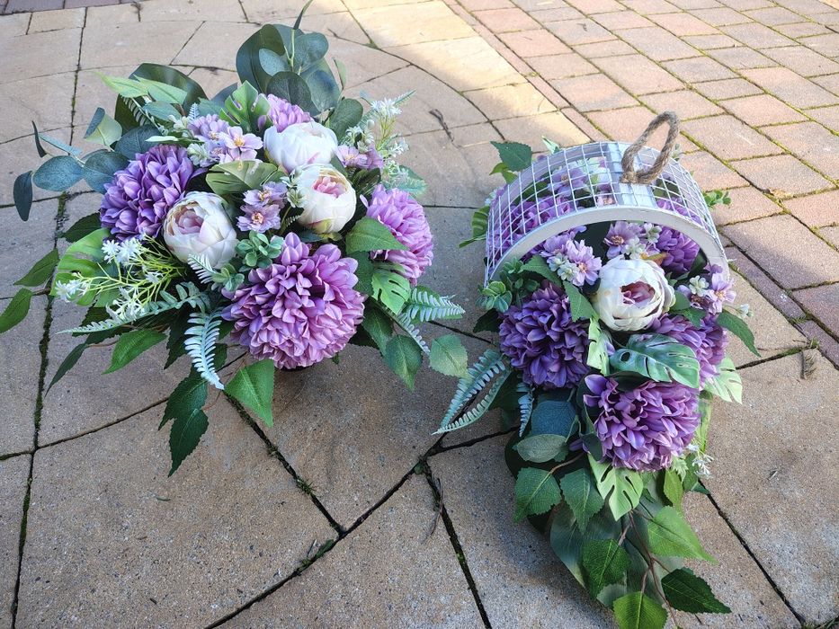 Zestaw nagrobny w drewnianej osłonce koło, stroik, kompozycja nagrobna