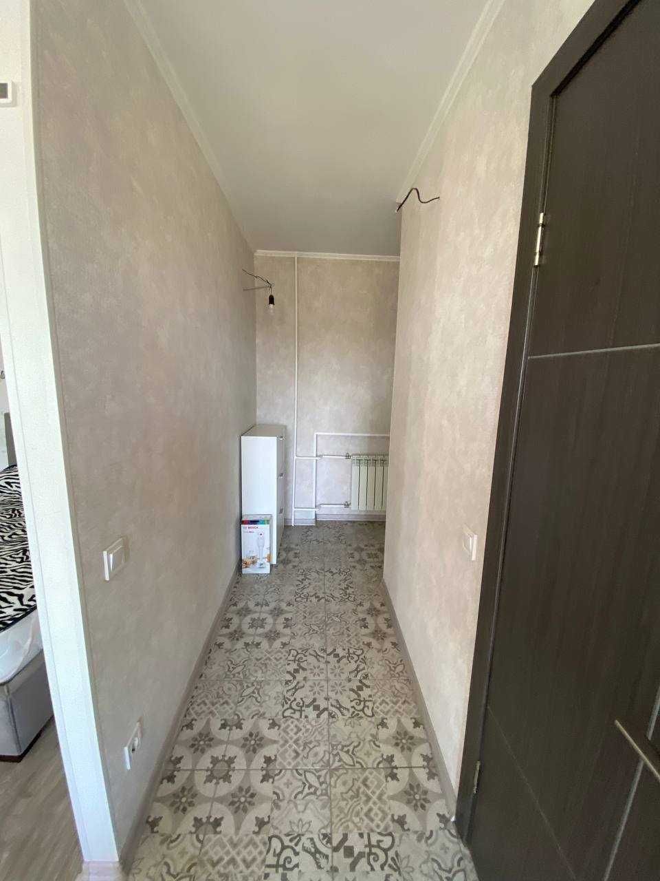 Продається 1-кімнатна квартира з євроремонтом і меблями.