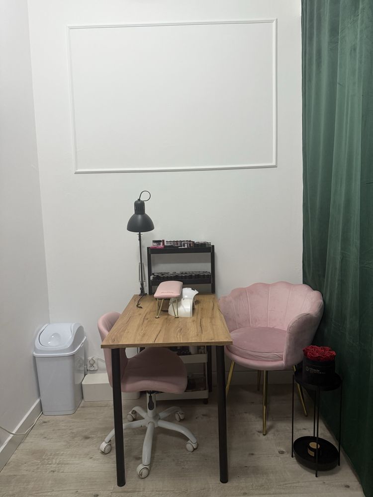 Wyposażone stanowisko do paznokci (manicure)