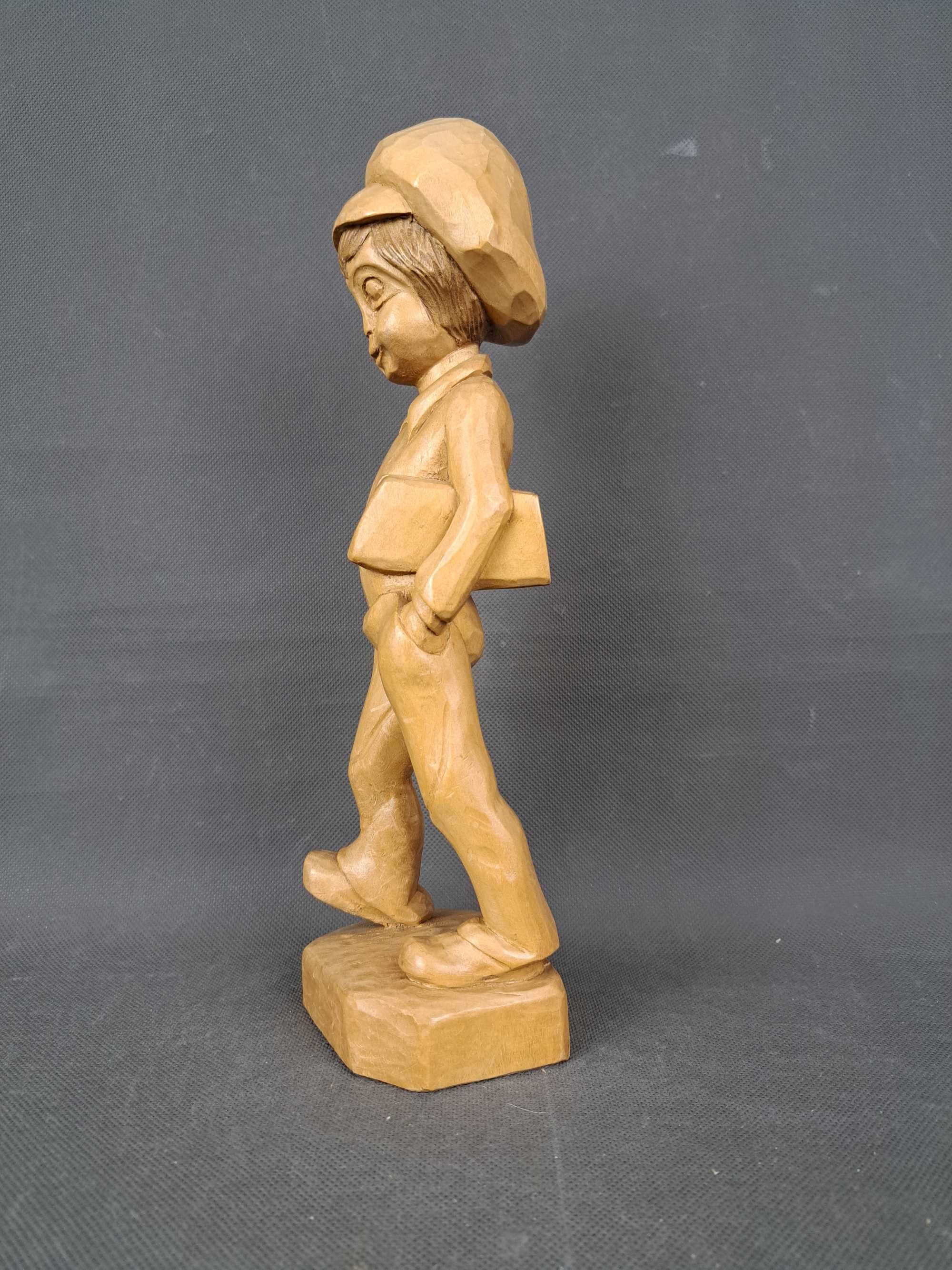 Chłopiec z książką, rzeźba drewniana, wys. 29 cm