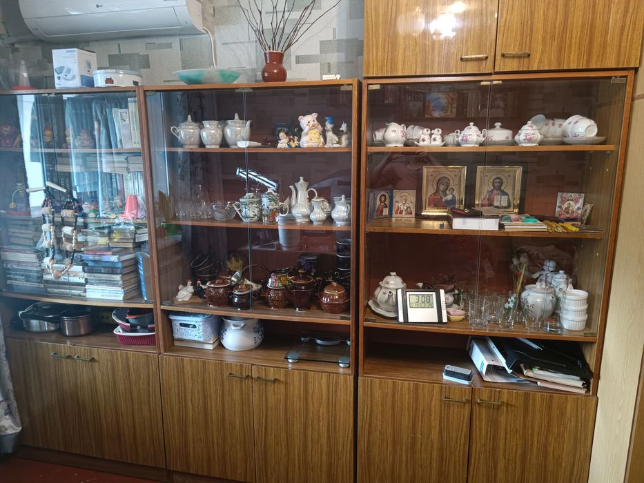 Книжний шкаф з антресолей є не всі